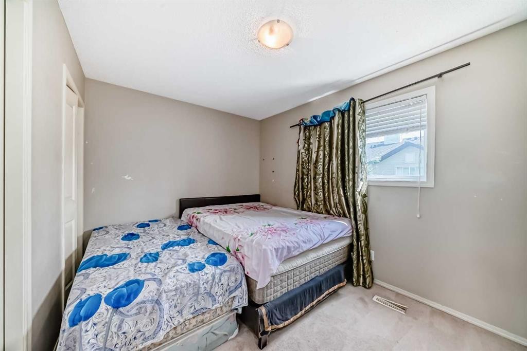 147 Saddlebrook Point Ne, Calgary, AB - Indoor Photo Showing Bedroom