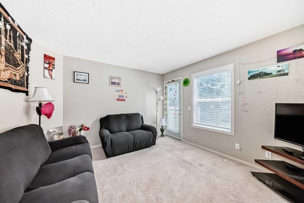 147 Saddlebrook Point Ne, Calgary, AB - Indoor Photo Showing Living Room