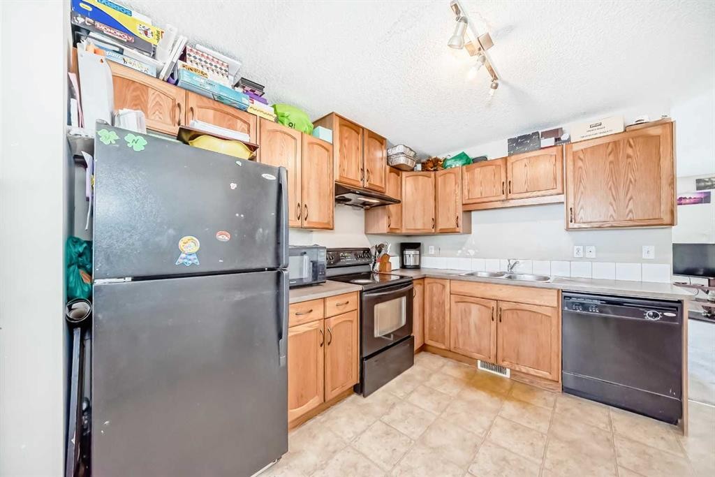 147 Saddlebrook Point Ne, Calgary, AB - Indoor Photo Showing Kitchen With Double Sink