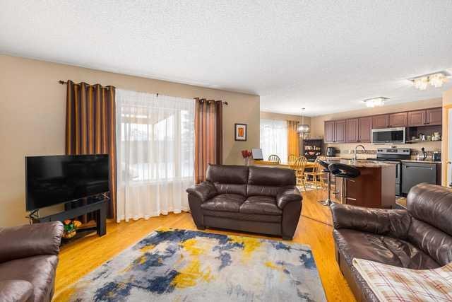 7945 Springbank Boulevard Sw, Calgary, AB - Indoor Photo Showing Living Room