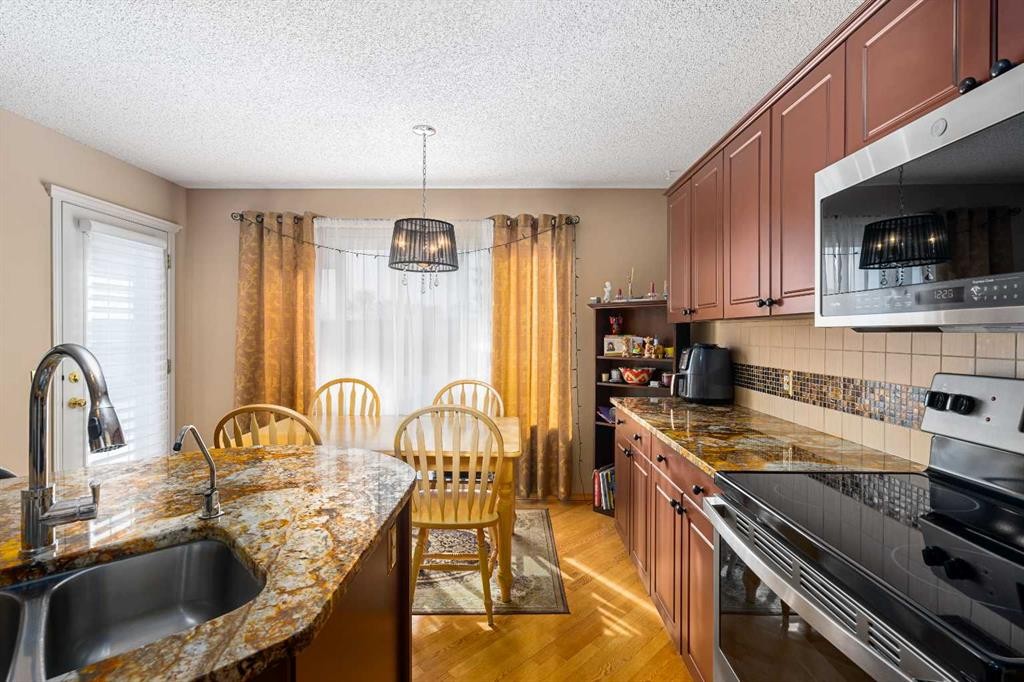 7945 Springbank Boulevard Sw, Calgary, AB - Indoor Photo Showing Kitchen