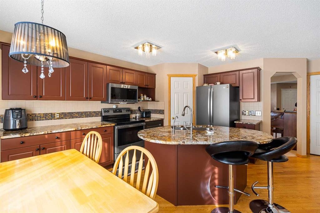 7945 Springbank Boulevard Sw, Calgary, AB - Indoor Photo Showing Kitchen With Double Sink