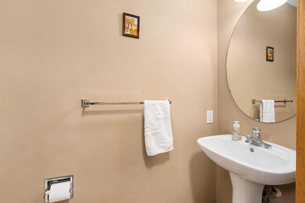 7945 Springbank Boulevard Sw, Calgary, AB - Indoor Photo Showing Bathroom