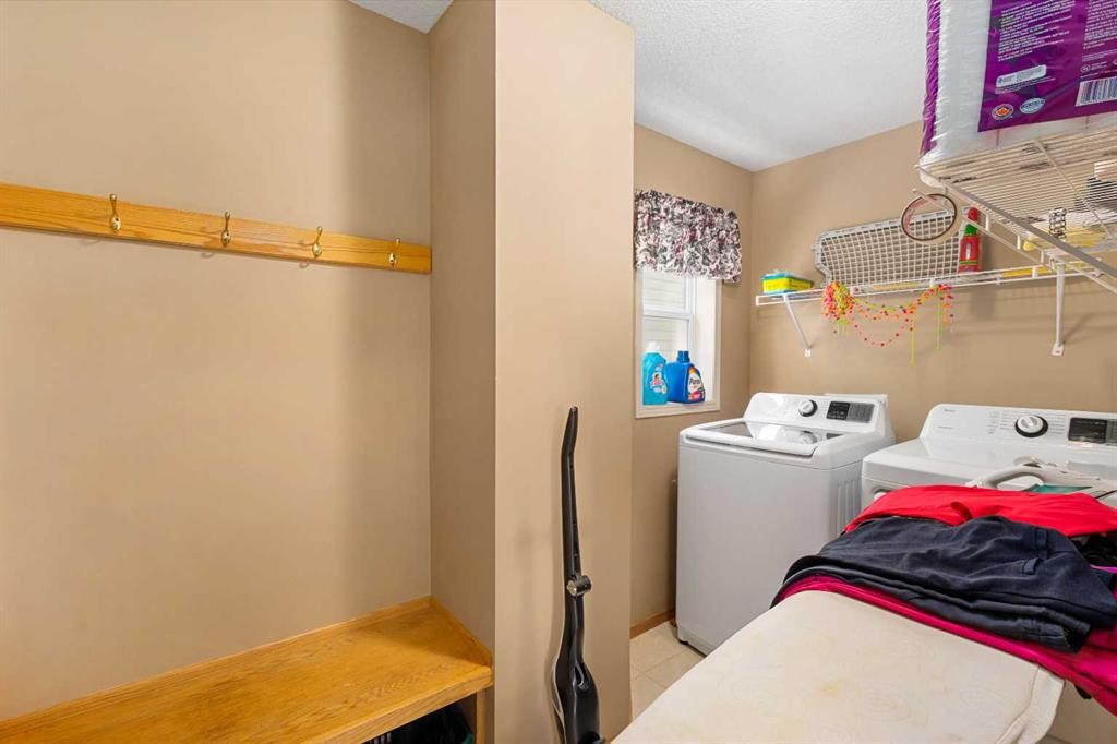 7945 Springbank Boulevard Sw, Calgary, AB - Indoor Photo Showing Laundry Room