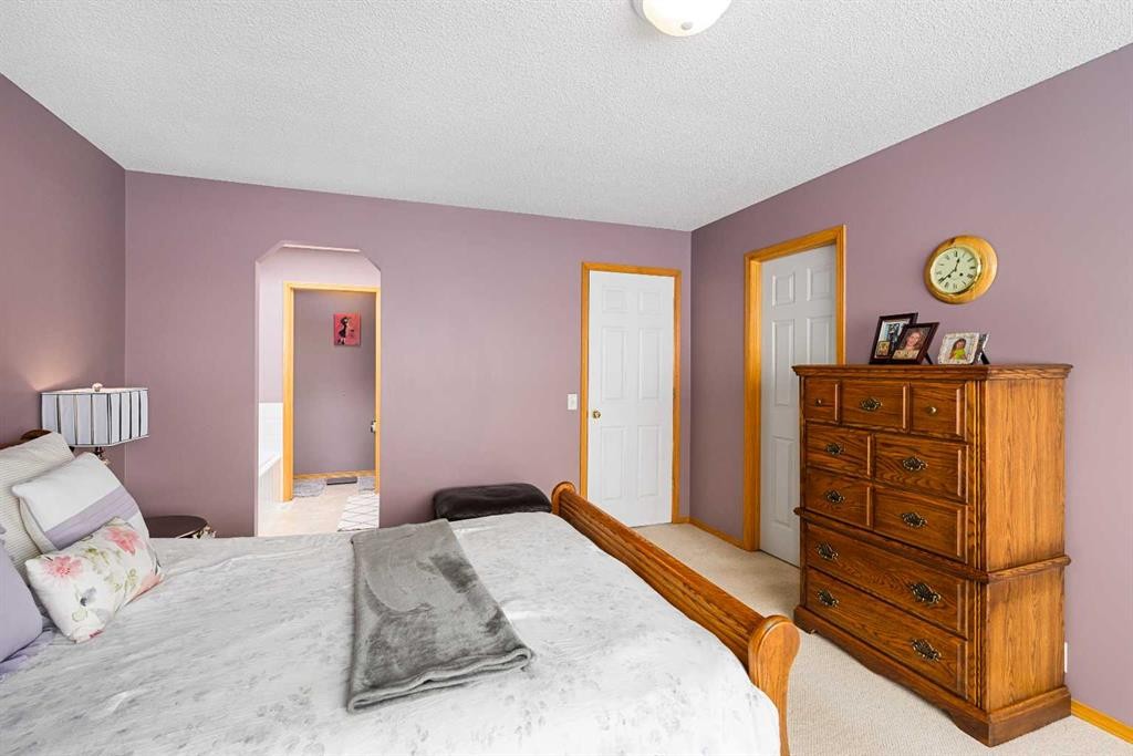 7945 Springbank Boulevard Sw, Calgary, AB - Indoor Photo Showing Bedroom