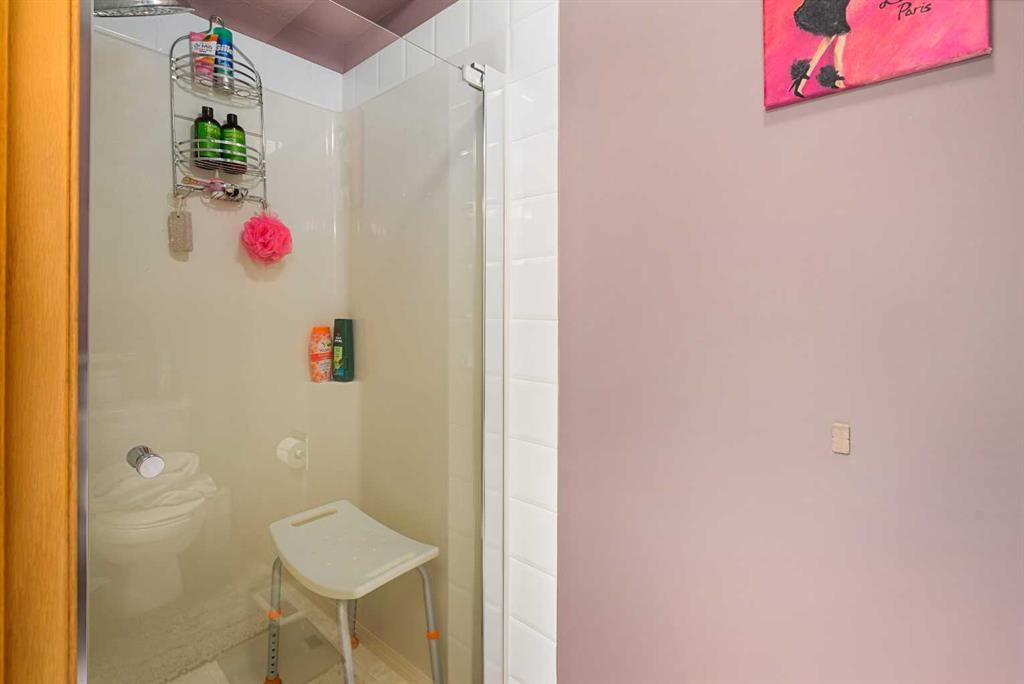 7945 Springbank Boulevard Sw, Calgary, AB - Indoor Photo Showing Bathroom