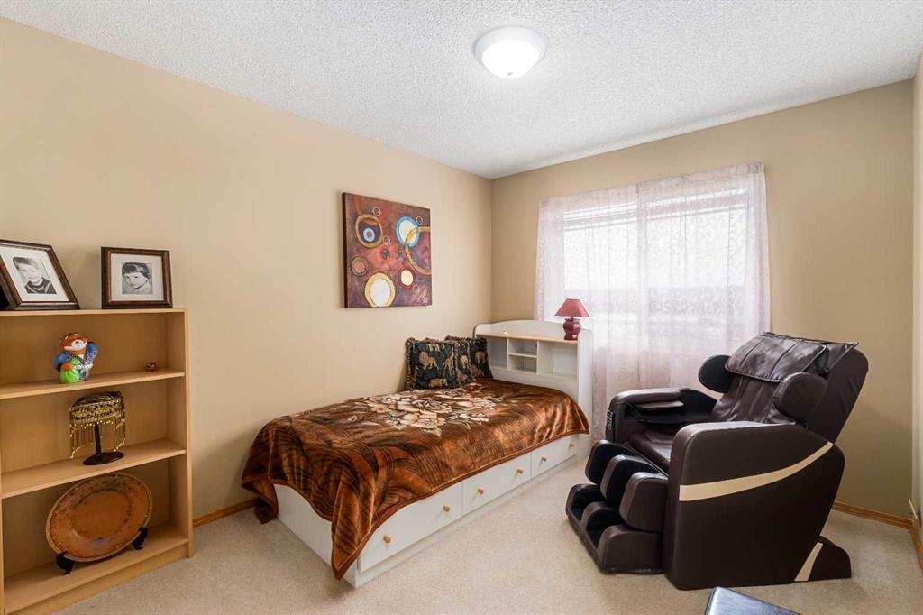 7945 Springbank Boulevard Sw, Calgary, AB - Indoor Photo Showing Bedroom