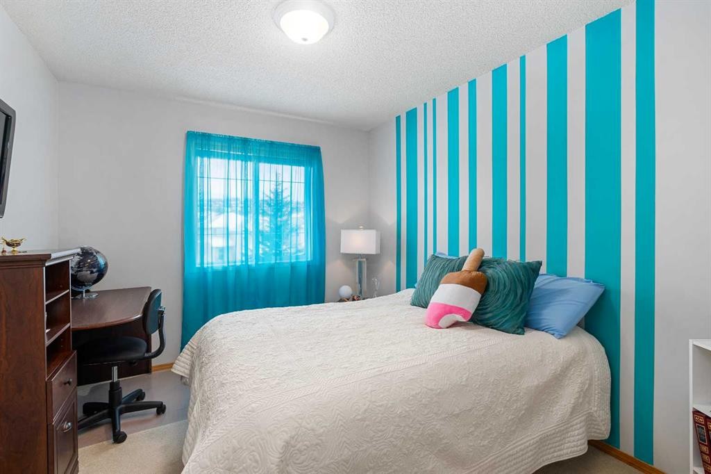 7945 Springbank Boulevard Sw, Calgary, AB - Indoor Photo Showing Bedroom
