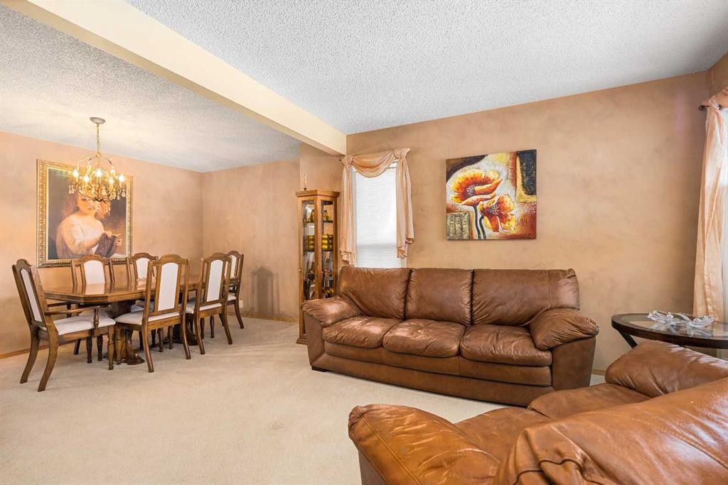 7945 Springbank Boulevard Sw, Calgary, AB - Indoor Photo Showing Living Room