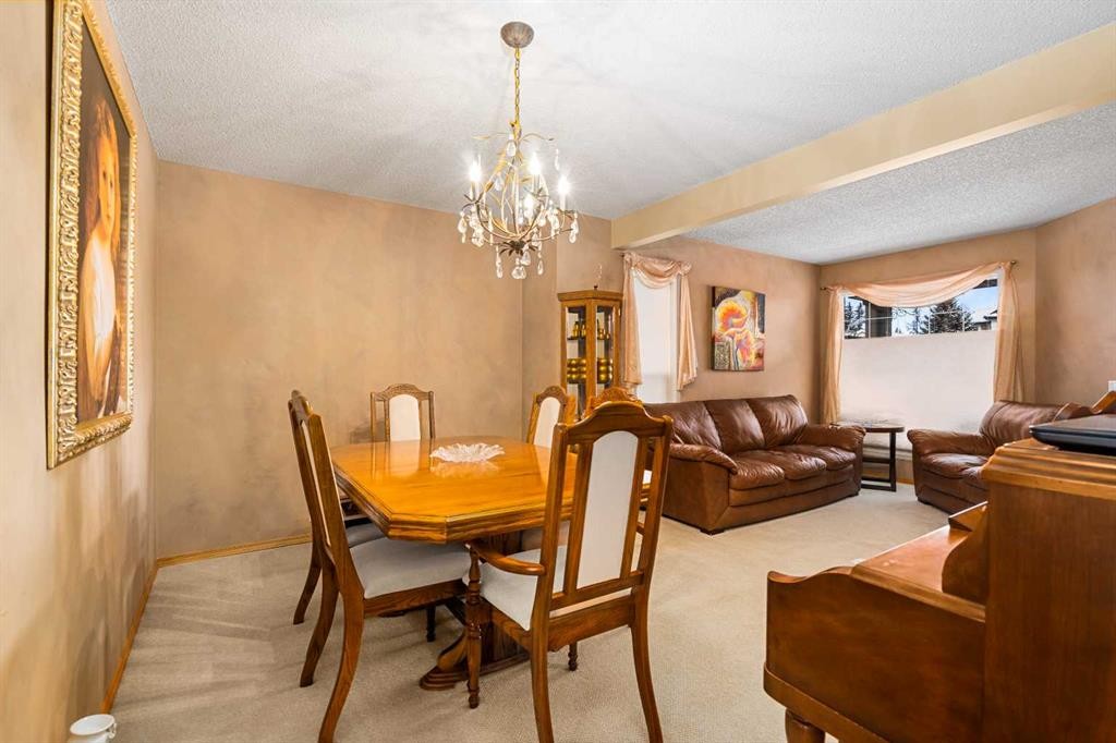 7945 Springbank Boulevard Sw, Calgary, AB - Indoor Photo Showing Dining Room