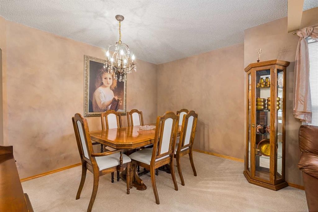 7945 Springbank Boulevard Sw, Calgary, AB - Indoor Photo Showing Dining Room