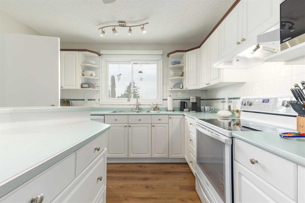23 Whitlock Close Ne, Calgary, AB - Indoor Photo Showing Kitchen With Double Sink