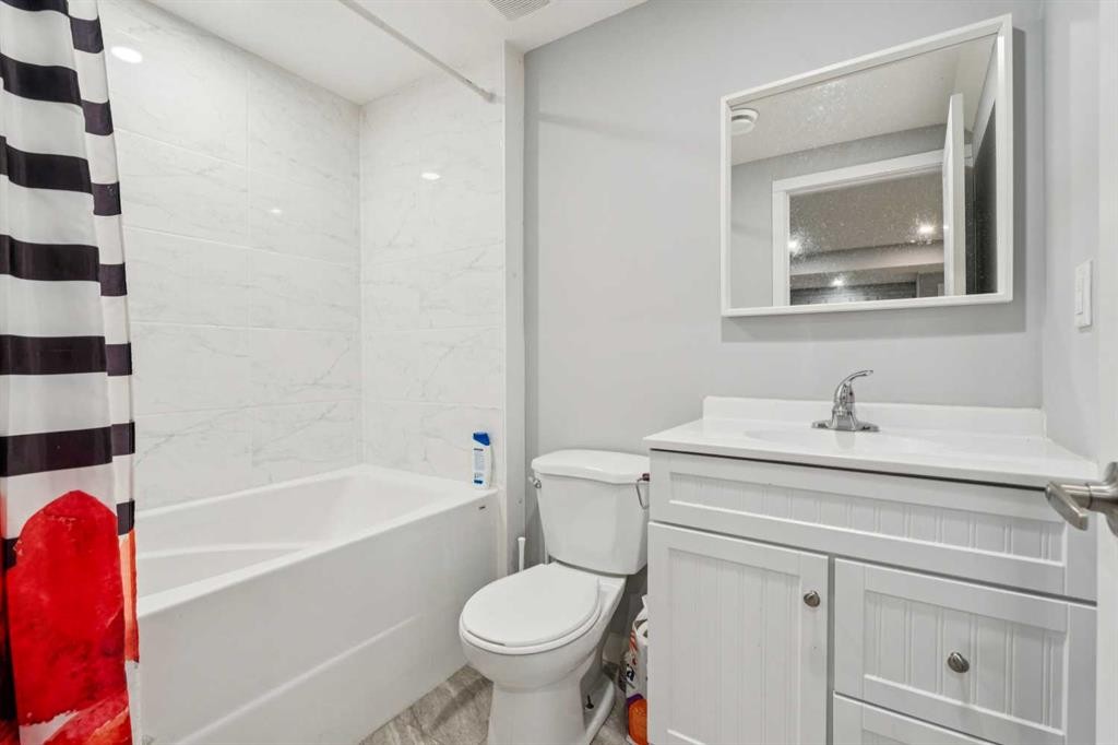 123 Walcrest Way Se, Calgary, AB - Indoor Photo Showing Bathroom