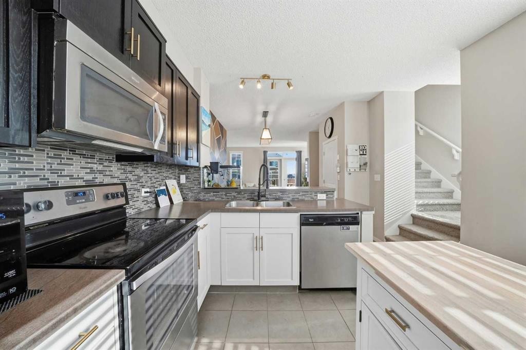 176 Evansview Gardens Nw, Calgary, AB - Indoor Photo Showing Kitchen With Stainless Steel Kitchen With Double Sink
