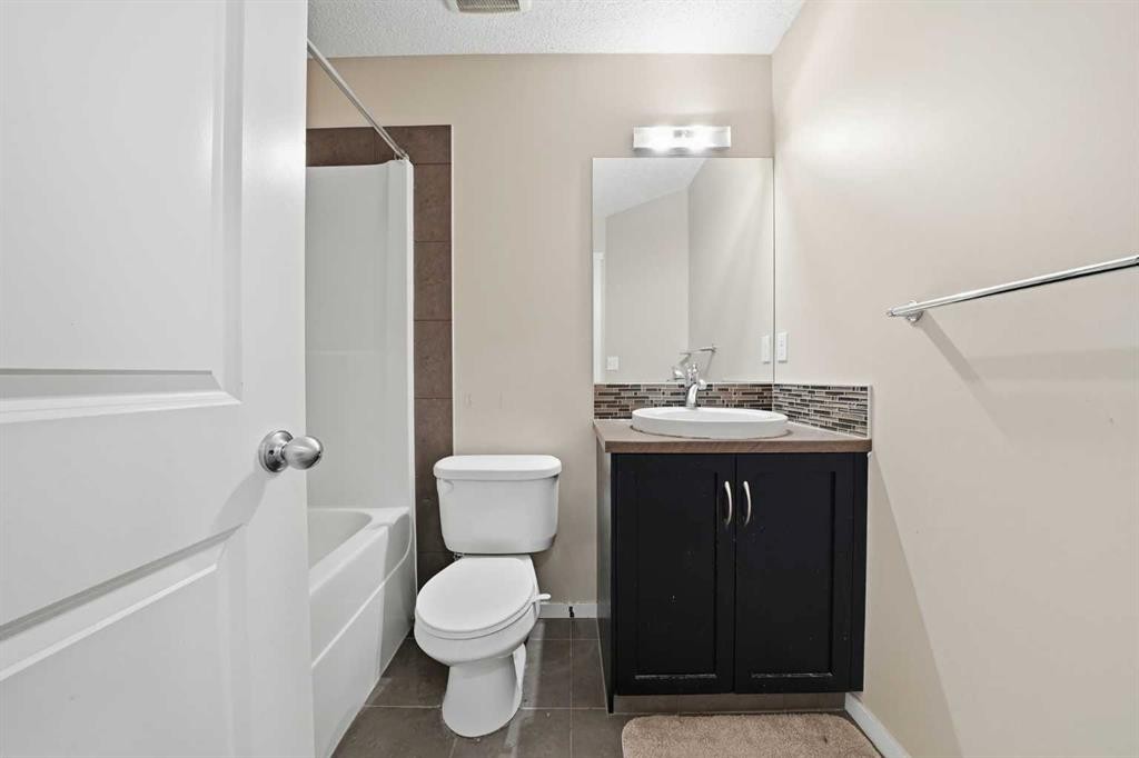 176 Evansview Gardens Nw, Calgary, AB - Indoor Photo Showing Bathroom