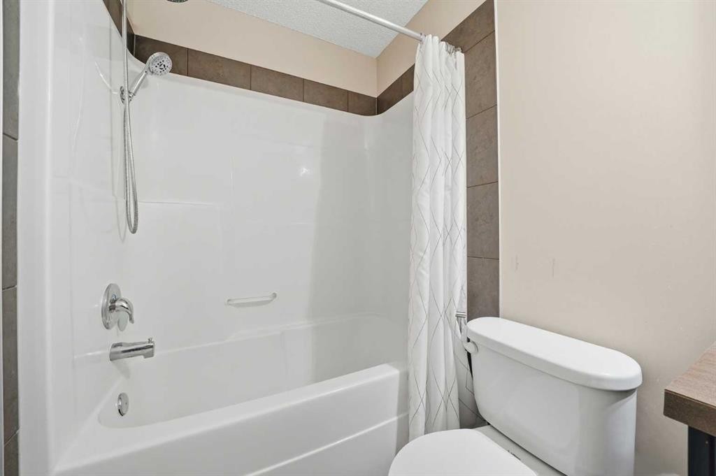 176 Evansview Gardens Nw, Calgary, AB - Indoor Photo Showing Bathroom