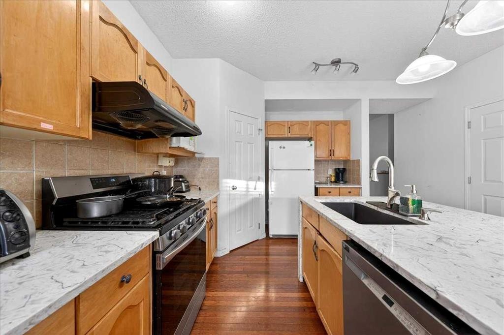 34 Saddlecrest Crescent Ne, Calgary, AB - Indoor Photo Showing Kitchen