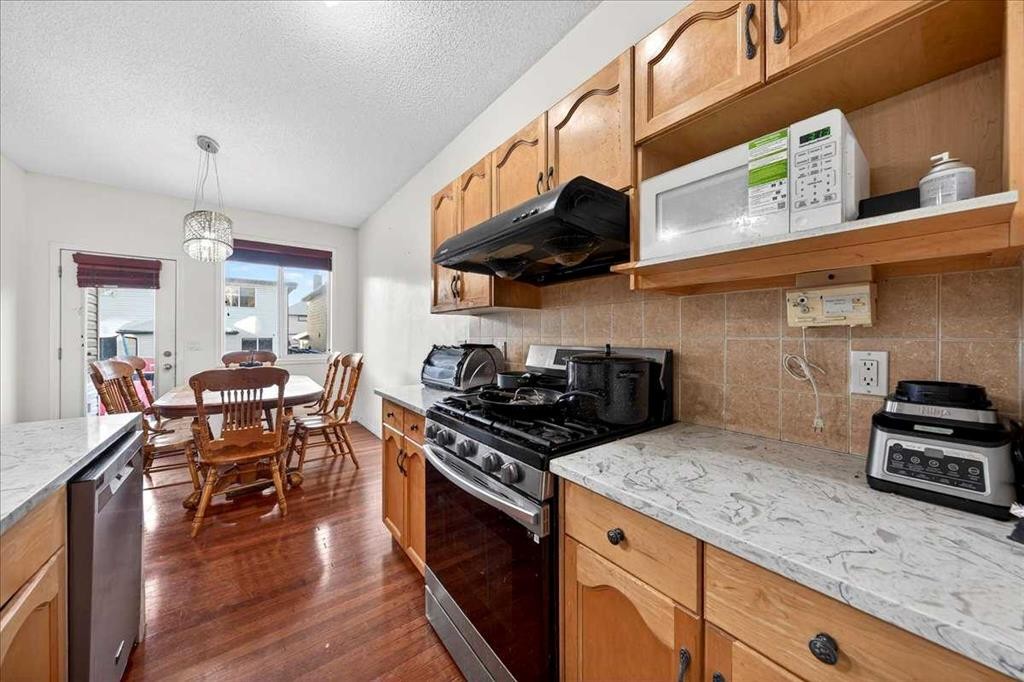 34 Saddlecrest Crescent Ne, Calgary, AB - Indoor Photo Showing Kitchen