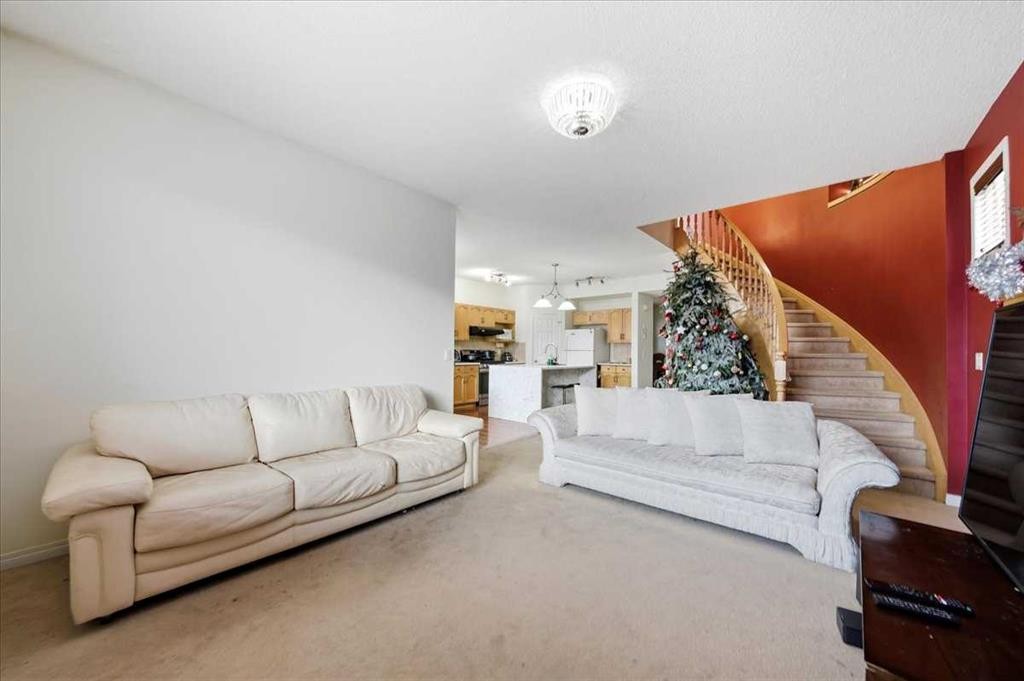 34 Saddlecrest Crescent Ne, Calgary, AB - Indoor Photo Showing Living Room