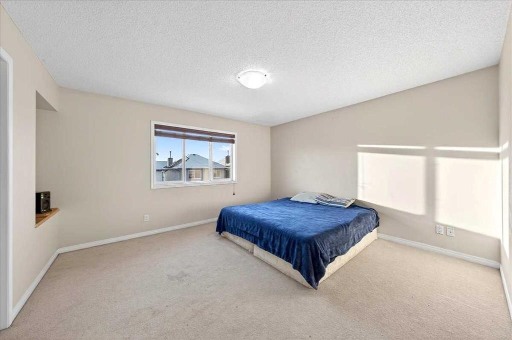 34 Saddlecrest Crescent Ne, Calgary, AB - Indoor Photo Showing Bedroom