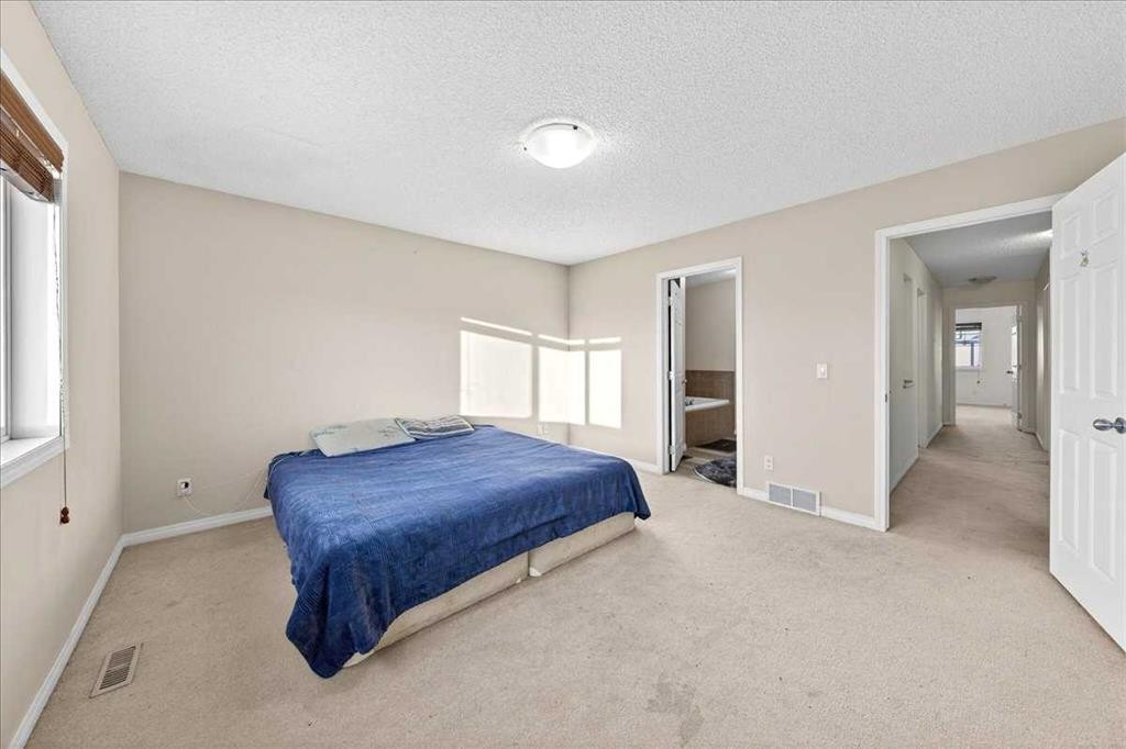 34 Saddlecrest Crescent Ne, Calgary, AB - Indoor Photo Showing Bedroom