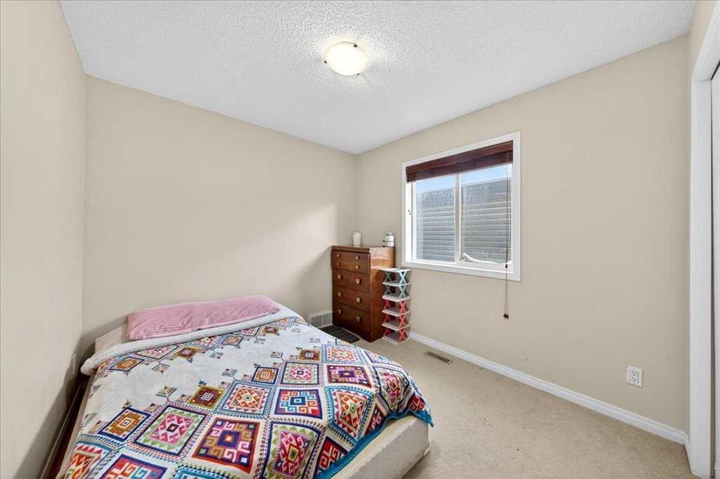 34 Saddlecrest Crescent Ne, Calgary, AB - Indoor Photo Showing Bedroom