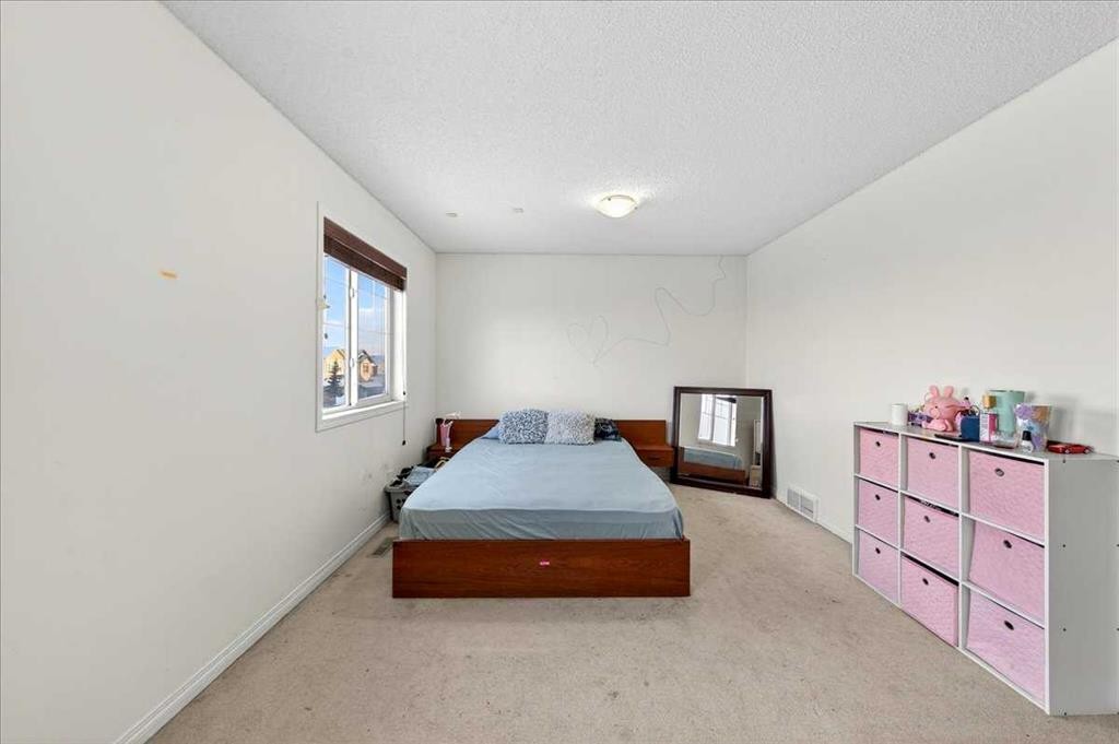 34 Saddlecrest Crescent Ne, Calgary, AB - Indoor Photo Showing Bedroom