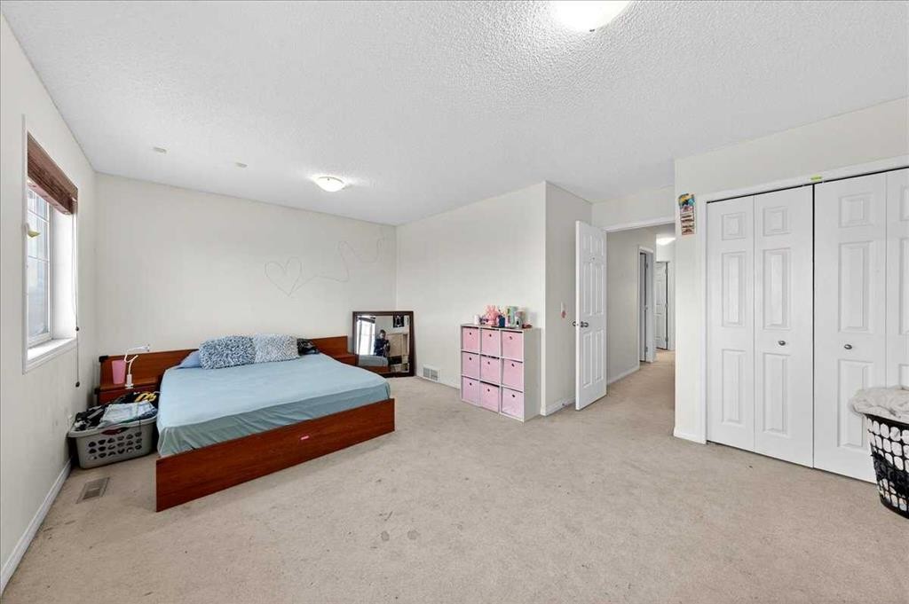 34 Saddlecrest Crescent Ne, Calgary, AB - Indoor Photo Showing Bedroom