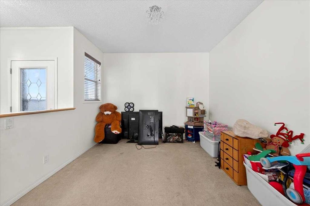 34 Saddlecrest Crescent Ne, Calgary, AB - Indoor Photo Showing Other Room
