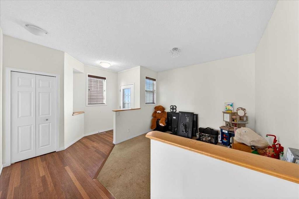 34 Saddlecrest Crescent Ne, Calgary, AB - Indoor Photo Showing Other Room