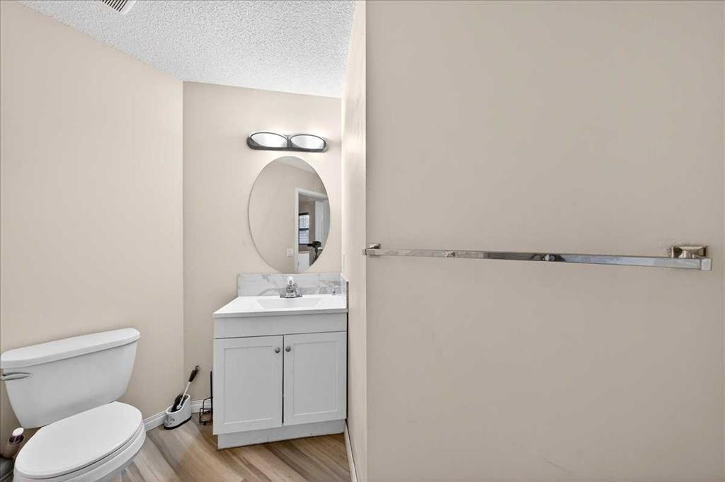 34 Saddlecrest Crescent Ne, Calgary, AB - Indoor Photo Showing Bathroom
