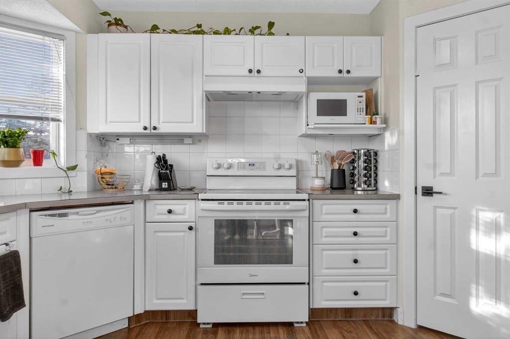 41 Sandarac Villas Nw, Calgary, AB - Indoor Photo Showing Kitchen