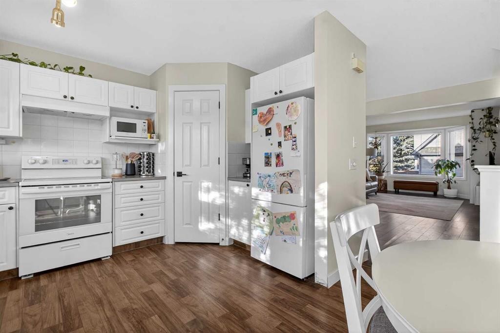 41 Sandarac Villas Nw, Calgary, AB - Indoor Photo Showing Kitchen