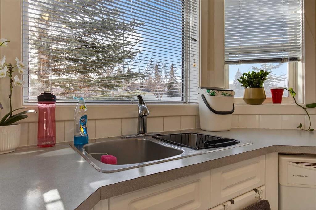 41 Sandarac Villas Nw, Calgary, AB - Indoor Photo Showing Kitchen With Double Sink