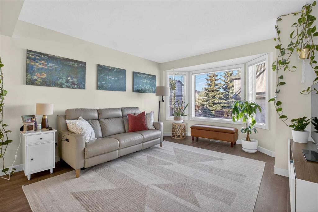 41 Sandarac Villas Nw, Calgary, AB - Indoor Photo Showing Living Room