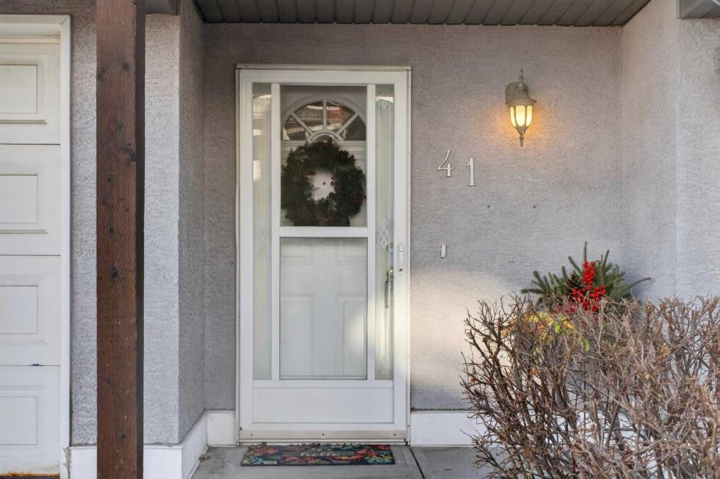 41 Sandarac Villas Nw, Calgary, AB - Outdoor With Exterior