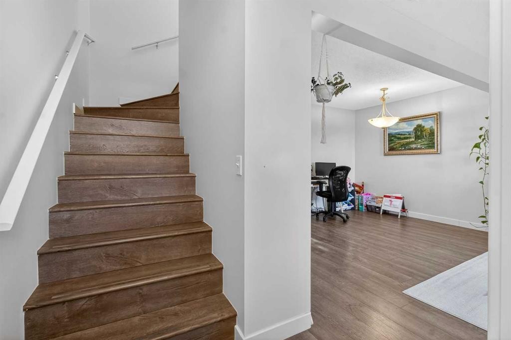 41 Sandarac Villas Nw, Calgary, AB - Indoor Photo Showing Other Room