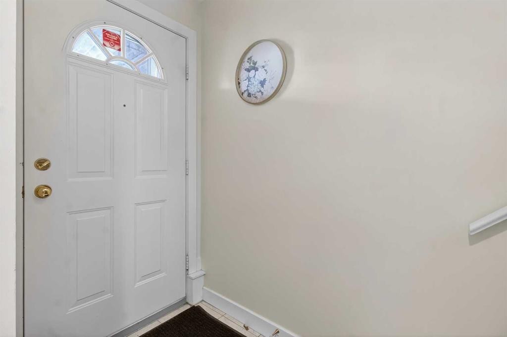 41 Sandarac Villas Nw, Calgary, AB - Indoor Photo Showing Other Room