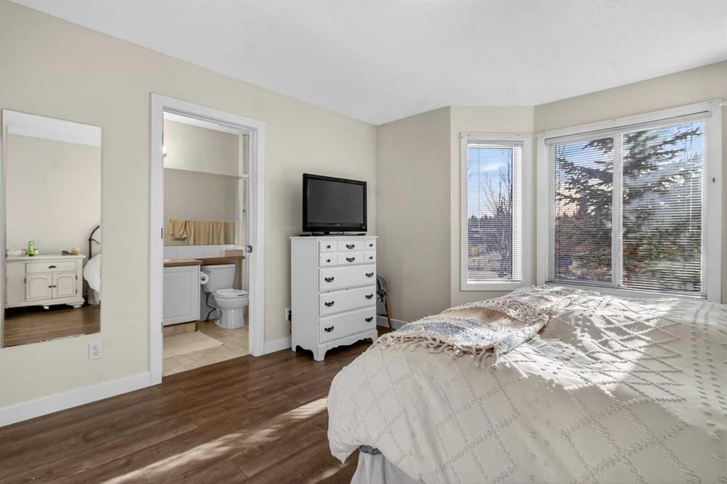 41 Sandarac Villas Nw, Calgary, AB - Indoor Photo Showing Bedroom