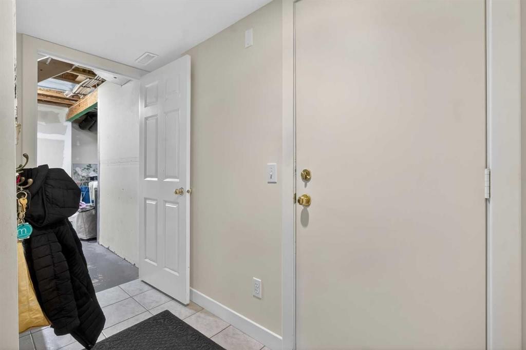 41 Sandarac Villas Nw, Calgary, AB - Indoor Photo Showing Other Room