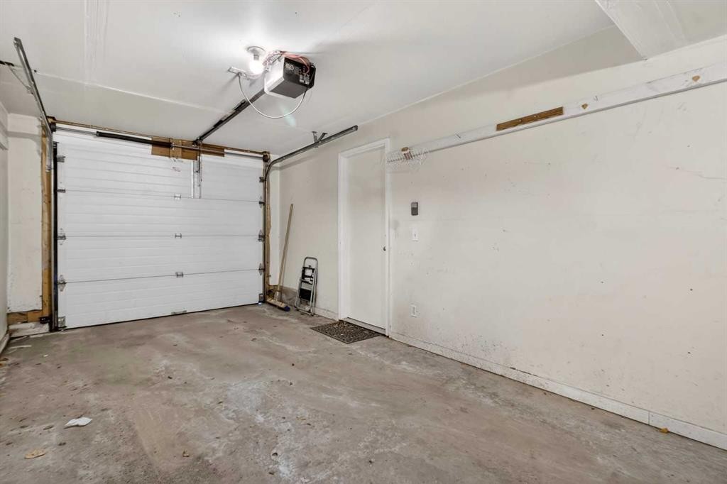 41 Sandarac Villas Nw, Calgary, AB - Indoor Photo Showing Garage
