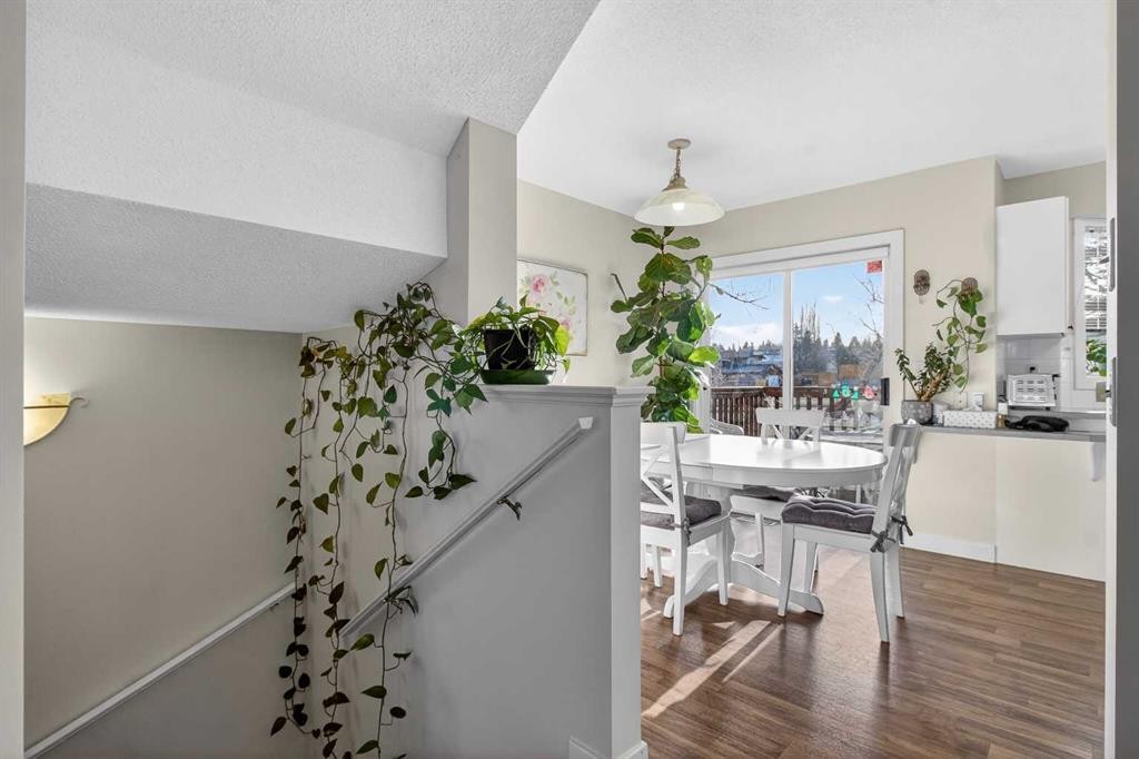 41 Sandarac Villas Nw, Calgary, AB - Indoor Photo Showing Dining Room