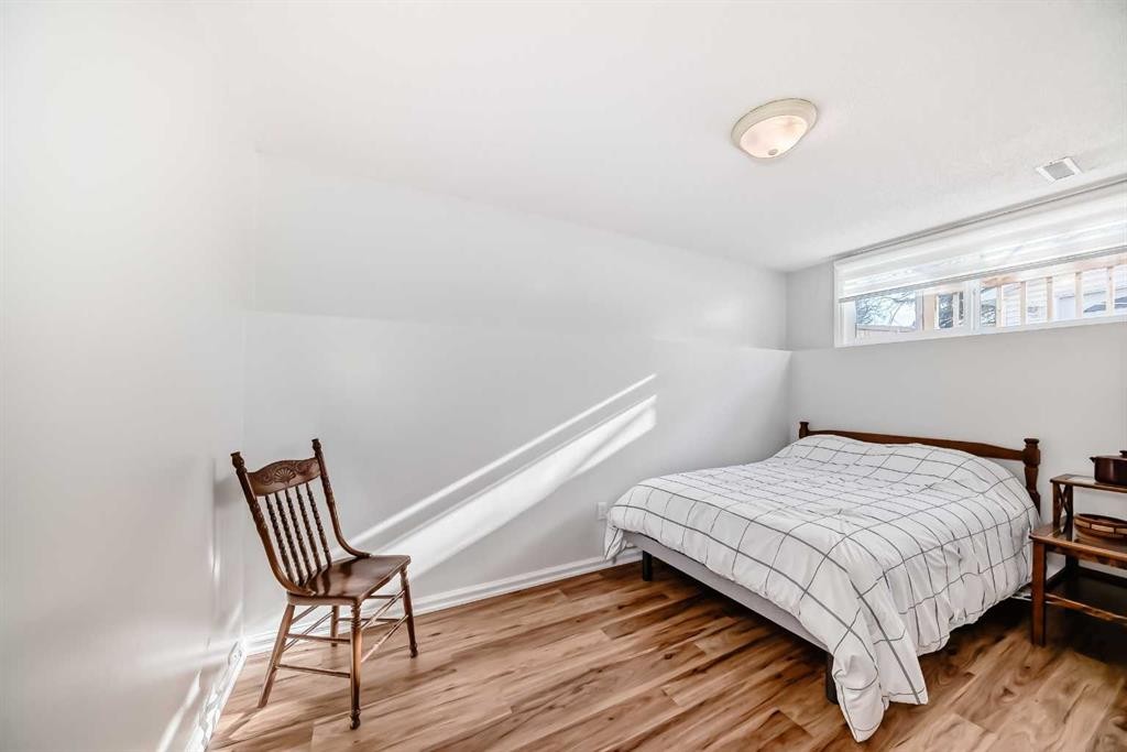 507 Brookpark Drive Sw, Calgary, AB - Indoor Photo Showing Bedroom