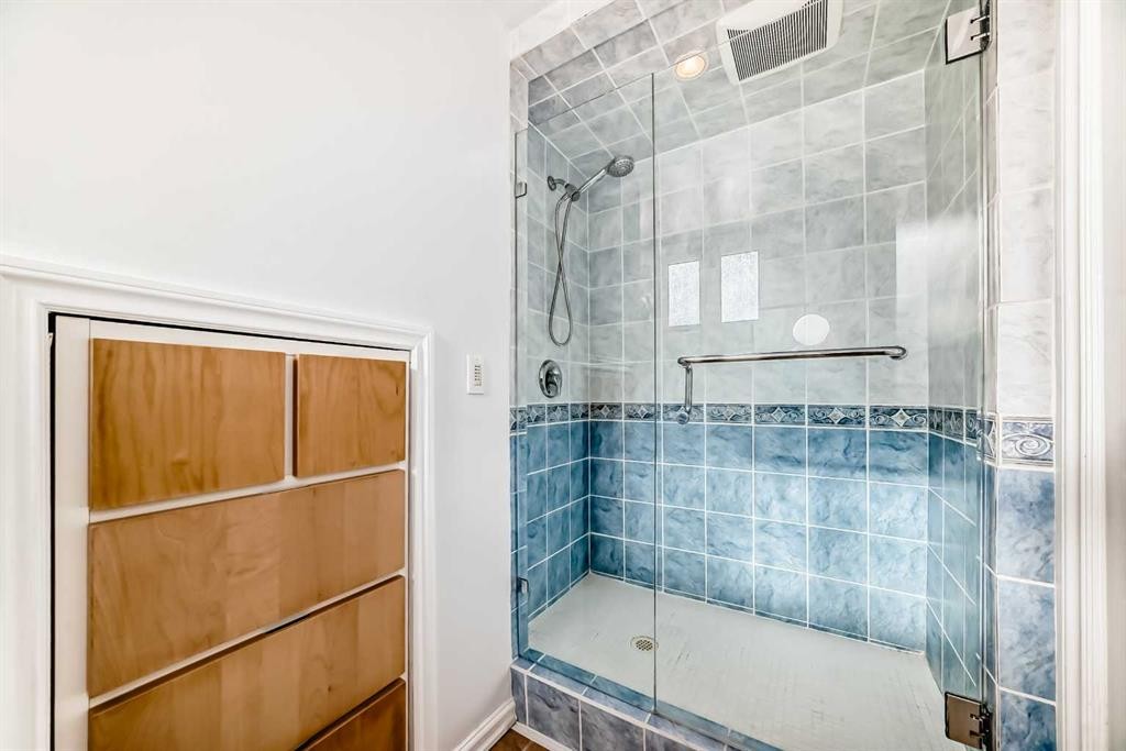 507 Brookpark Drive Sw, Calgary, AB - Indoor Photo Showing Bathroom