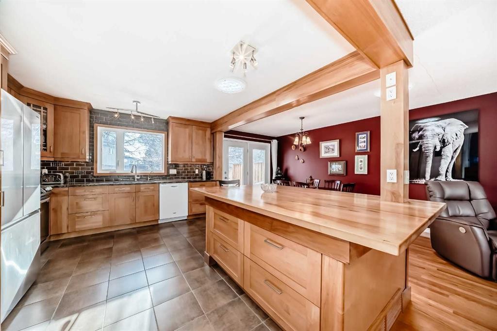 507 Brookpark Drive Sw, Calgary, AB - Indoor Photo Showing Kitchen With Double Sink