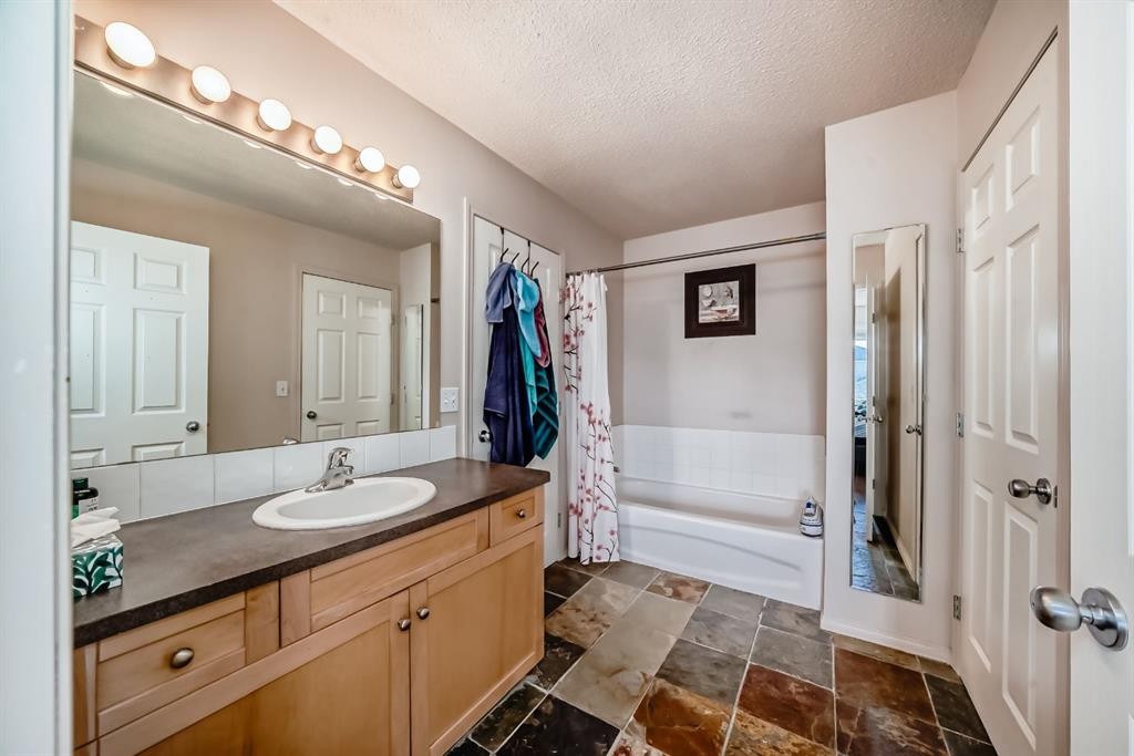 21 Royal Oak Gardens Nw, Calgary, AB - Indoor Photo Showing Bathroom