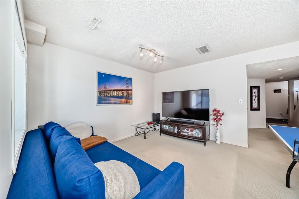 21 Royal Oak Gardens Nw, Calgary, AB - Indoor Photo Showing Living Room