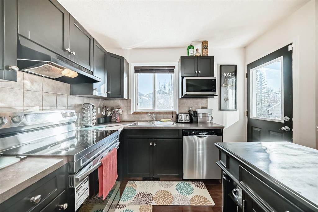 21 Royal Oak Gardens Nw, Calgary, AB - Indoor Photo Showing Kitchen With Double Sink