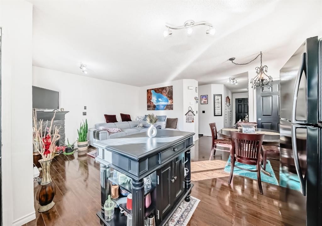 21 Royal Oak Gardens Nw, Calgary, AB - Indoor Photo Showing Other Room