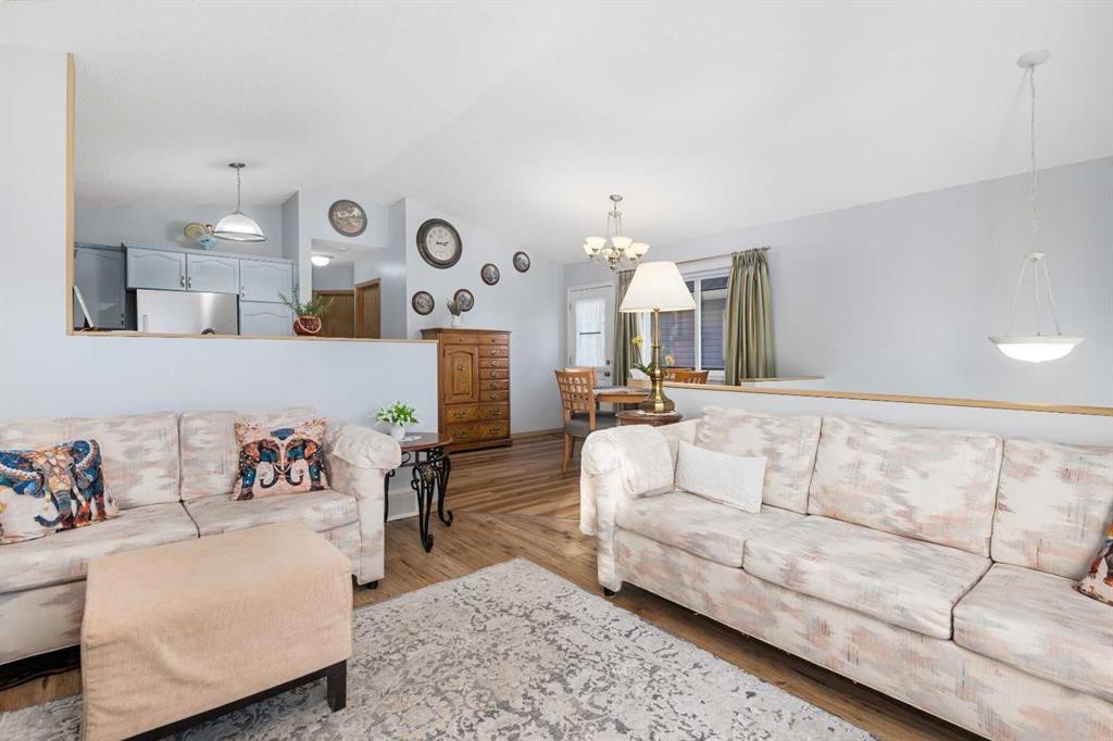 118 Bridleridge Way Sw, Calgary, AB - Indoor Photo Showing Living Room